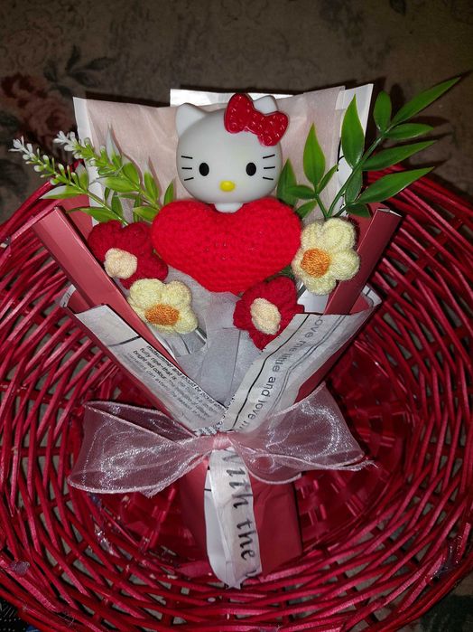 Buchet cu flori si inima tricotata si Hello Kitty i love you