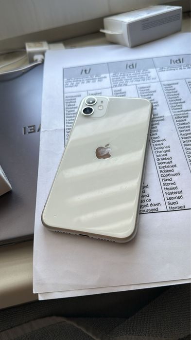 Айфон 11 белый и 12 черный