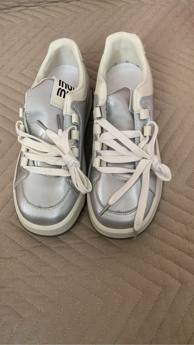 Кроссовки новые серебристые