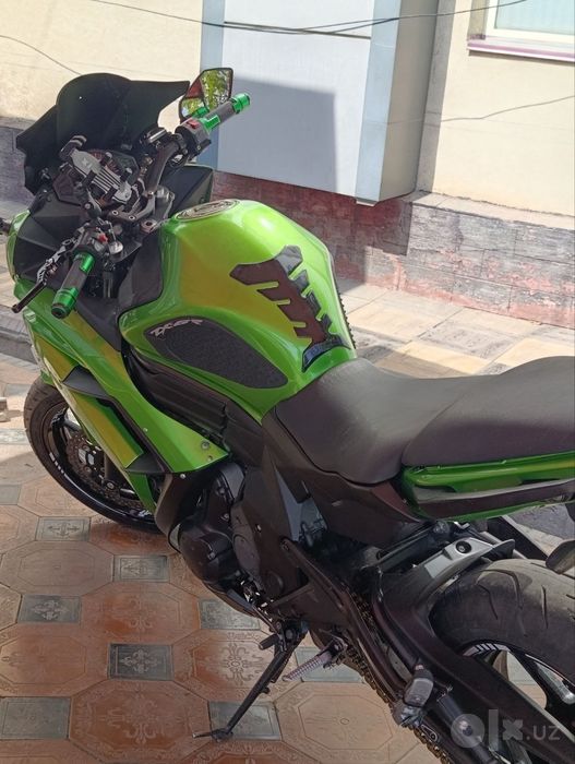 Правильно:

Продаётся мотоцикл Kawasaki ER-6F.