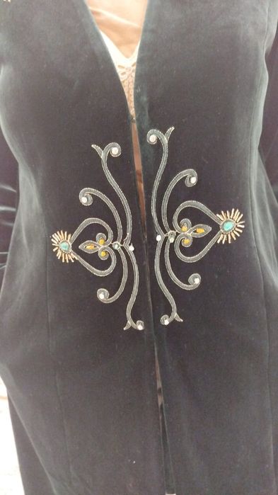 Красивый женский бархатный чапан