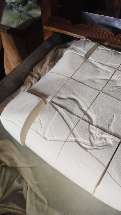 Brânza telemea de oaie de vanzare