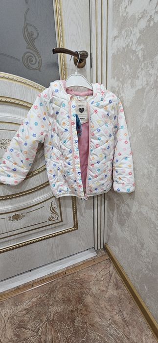 Продам куртку на девочку