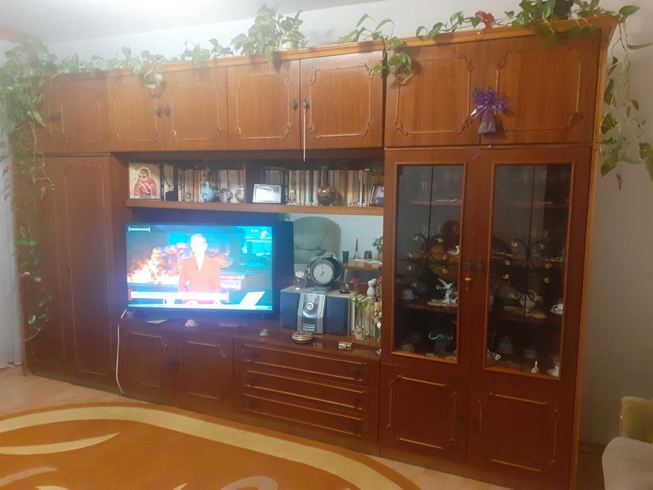 Donez mobila sufragerie și canapea cu 2 fotolii