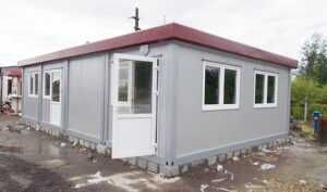 Vand casa pe structura metalica, din containere modulare