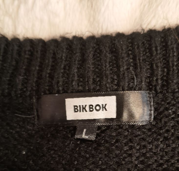 Раиран черно бял пуловер BikBok