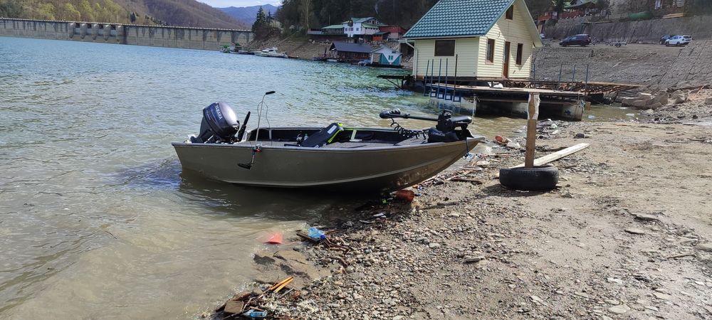 Ansamblu barcă alu,motoare,periodic, pentru pescuit