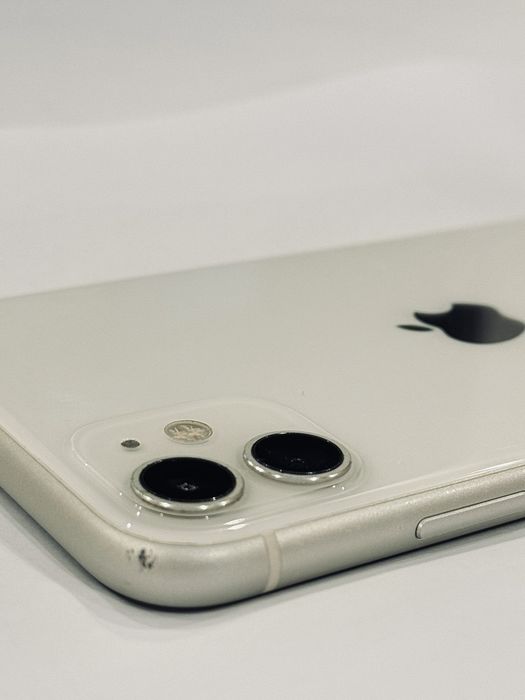 iPhone 11 64 GB WHITE