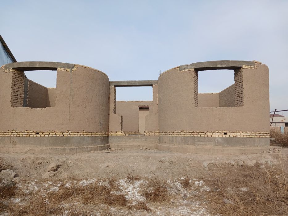 Тугаланмаган жой урин,икки этажга мулжаланган,фундамент подушкаси била