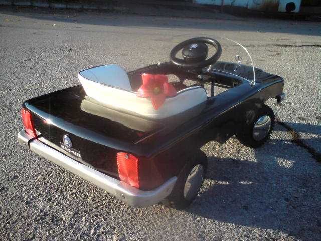 Продавам метална детска ретро кола с педали МОСКВИЧ количка