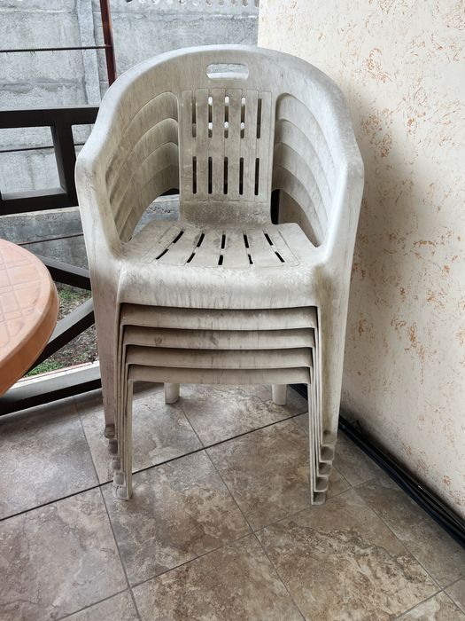 Пластиковый стол со стульями