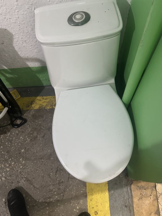 Продам унитаз б/у белый