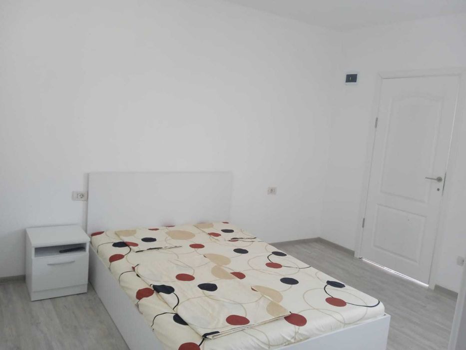 Camere la curte de inchiriat