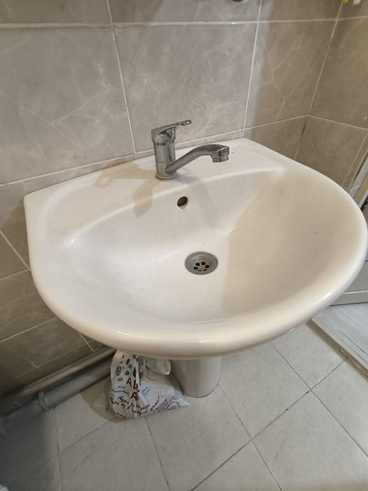 Раковина, смеситель, зеркало