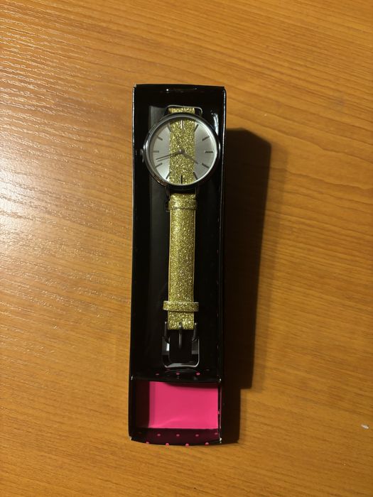 Златен дамски часовник