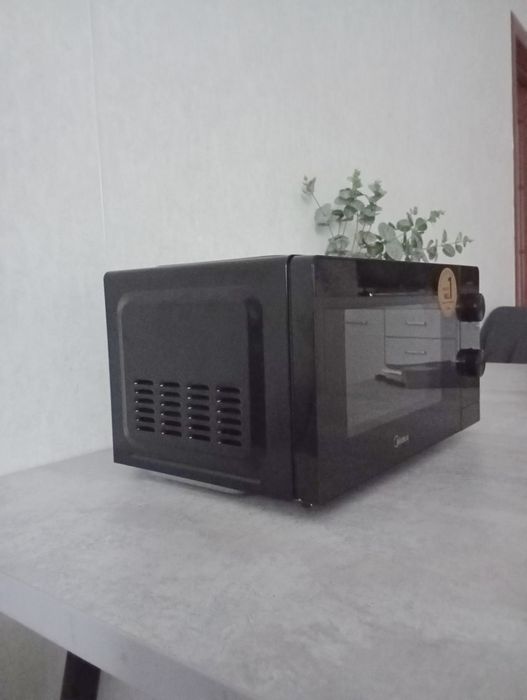Продам новую микроволновку Midea