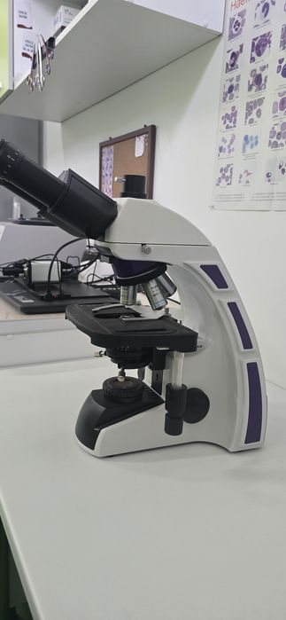 Microscop de laborator trinocular