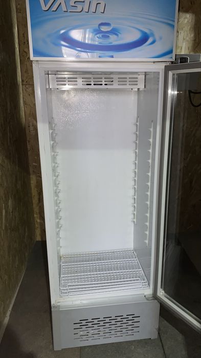 Продается витринный холодильник