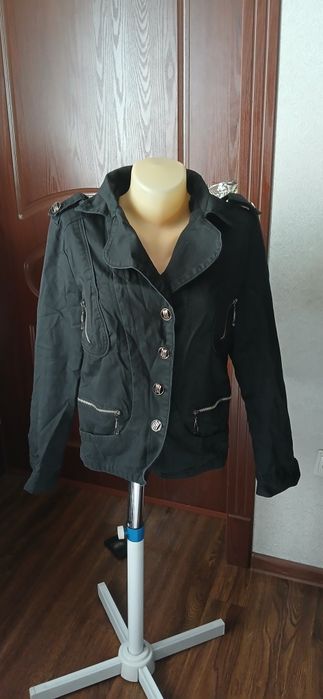 Продам ветровку для девушек и женщины