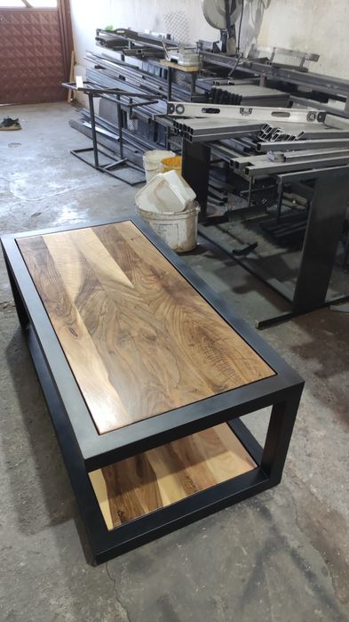 Холна маса от желязо и масив