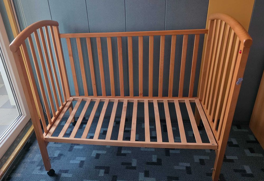 Patut din lemn natural lacuit de frasin + saltea din fibra de cocos