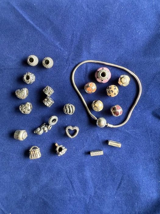 Гривна Pandora с 21 талисмана в отлично състояние на супер цена