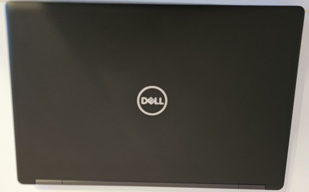 Продавам лаптоп  Dell 5590 32MB RAM 256 GB