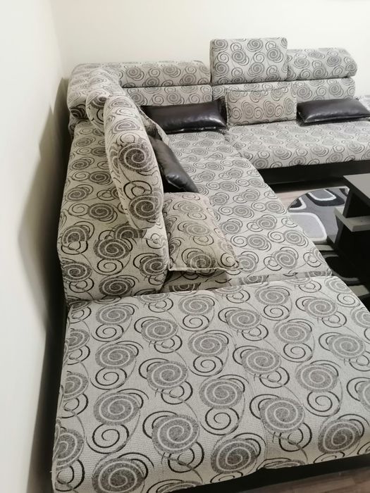 Canapea și masa pentru living