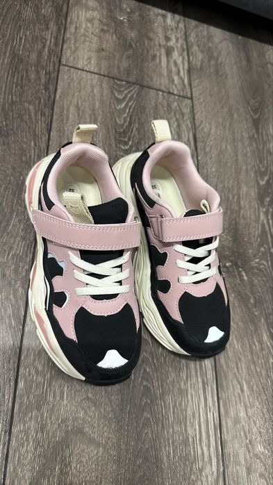 Кроссовки на весну новые