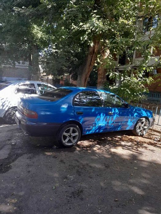 TOYOTA CARINA E   1993  года