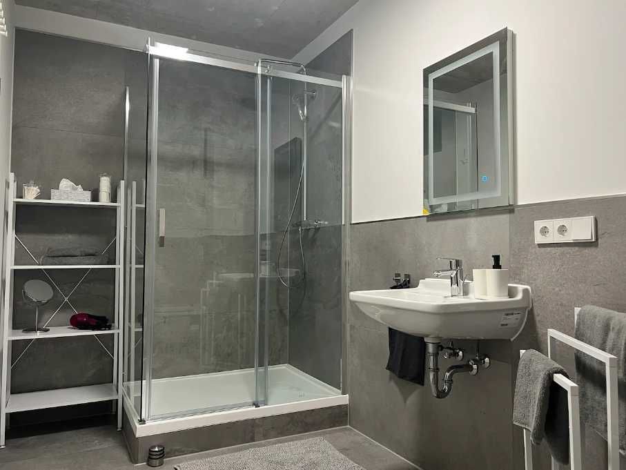 Дава се под наем Двустаен апартамент в Пловдив, Младежки Хълм - 66 кв.м за 315 € - Снимка #2