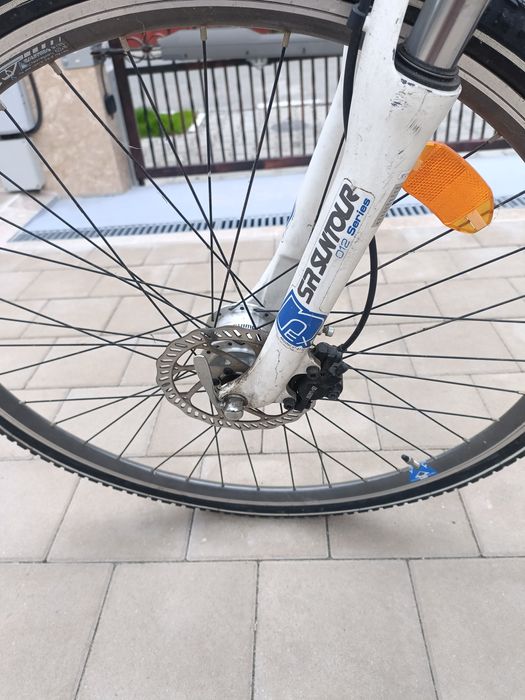 Bicicleta aluminiu passat roti 28 foarte usoara schimbatoare shimano  frane hidraulice tektro draco lichid disc trekking dinam in butuc