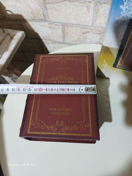 Пясъчен часовник в форма на книга