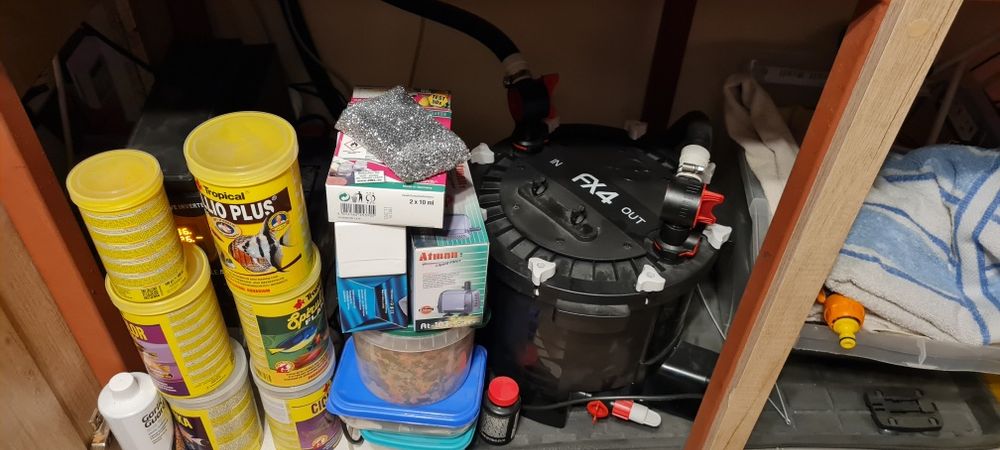 Vand 2 acvarii complet dotate cu standuri cu tot