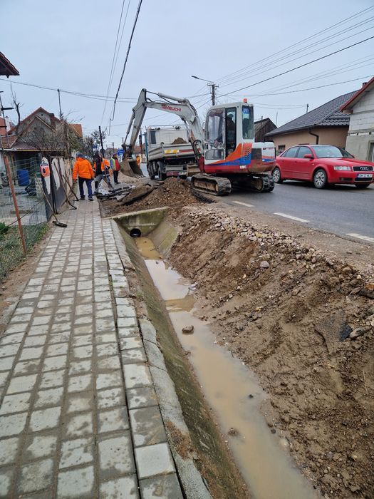 Inchiriez excavator 23 T pe senile, 10 T pe roti si 5 t pe senile