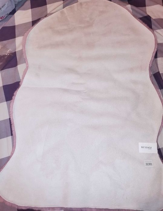 Vând 1 covoraș nou din blană sintetică