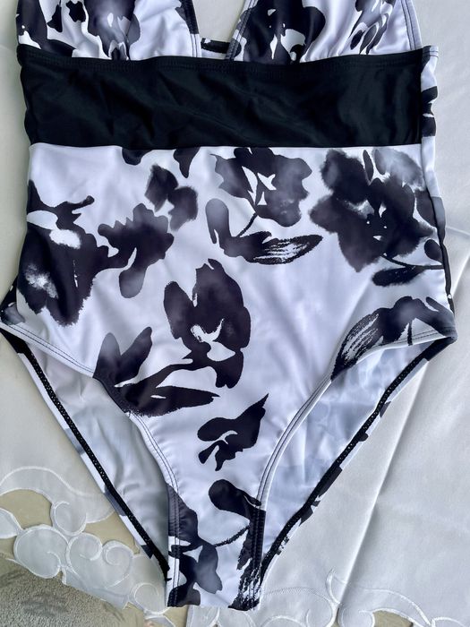 Costum de baie intreg alb negru cu motiv floral Marime S