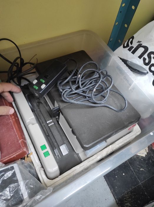 Vand un aparat de proiectat diapozitive fara lentila de sticla marca