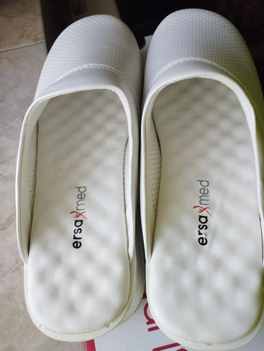 Set uniformă + saboți medicali – stare foarte bună