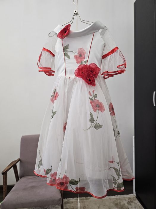 Продам платья на девочку 6-10 лет