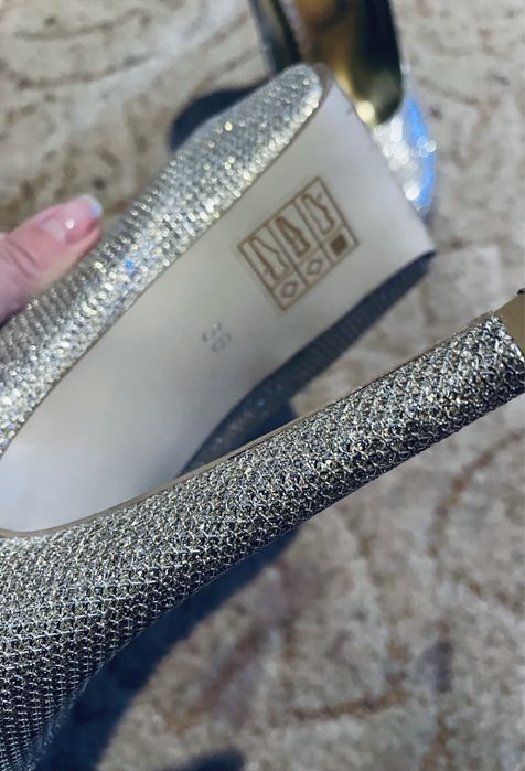 Златисти обувки и чантички