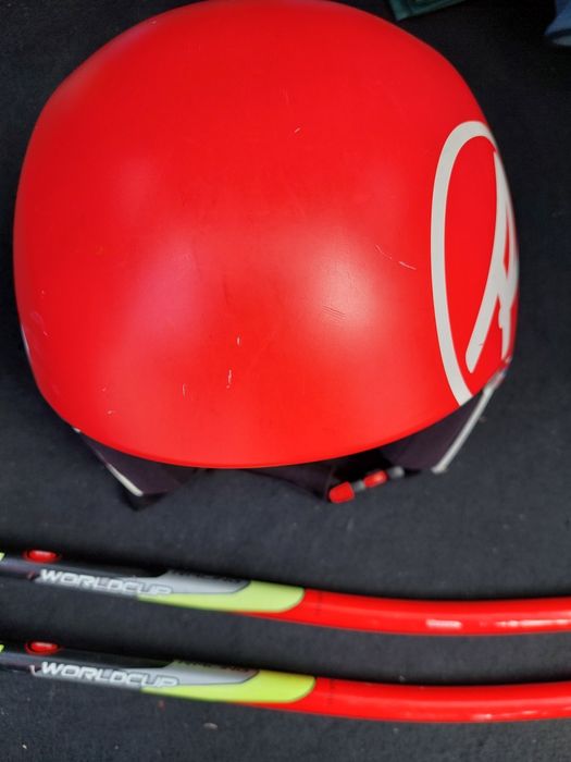 Ски каска Rossignol, щеки Leki, състезателни