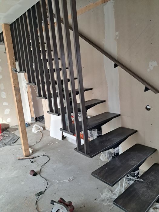 Scări interioare pe vang central cu trepte din lemn masiv