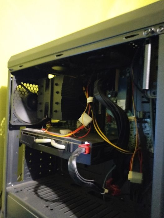 Vând PC gaming, in stare bună