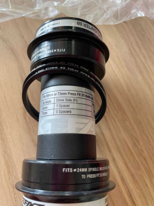 НОВО средно движение Race Face Pf30 24 68-73мм