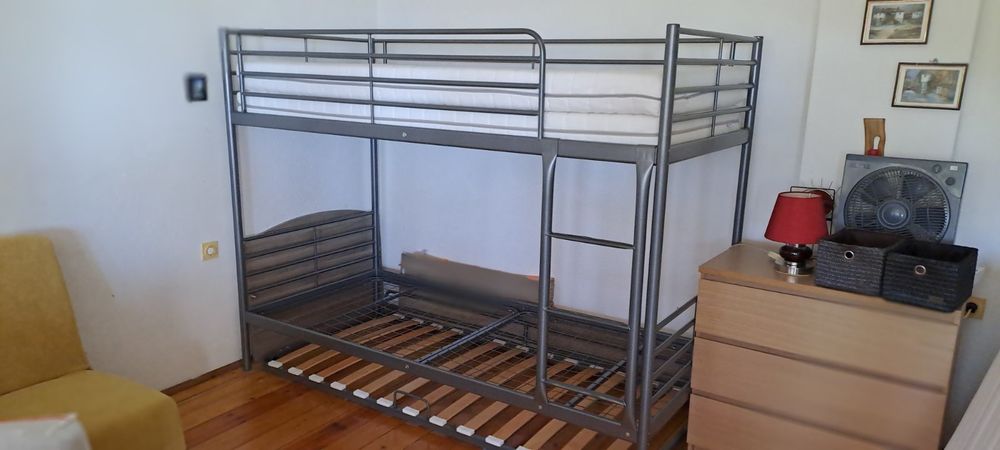 Двуетажно легло с трето допълнително легло на колелца