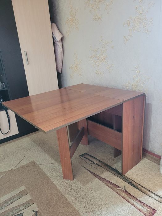 Продается стол книжка