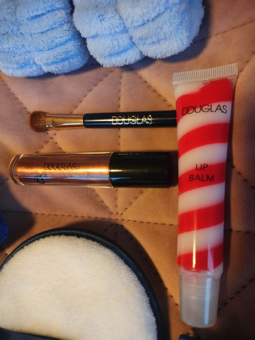 Козметичен сет DOUGLAS: гланц, сенки, гъбички, четка, кърпички