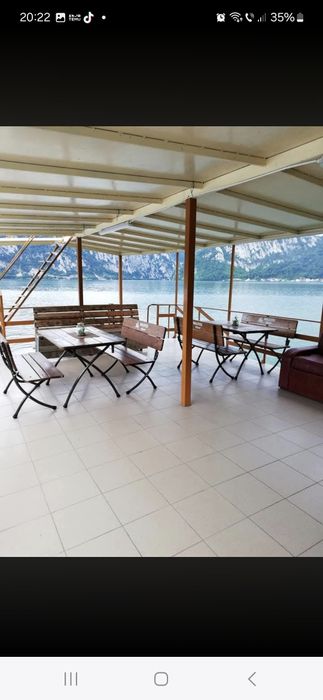 Vand hotel plutitor cu 10 camere