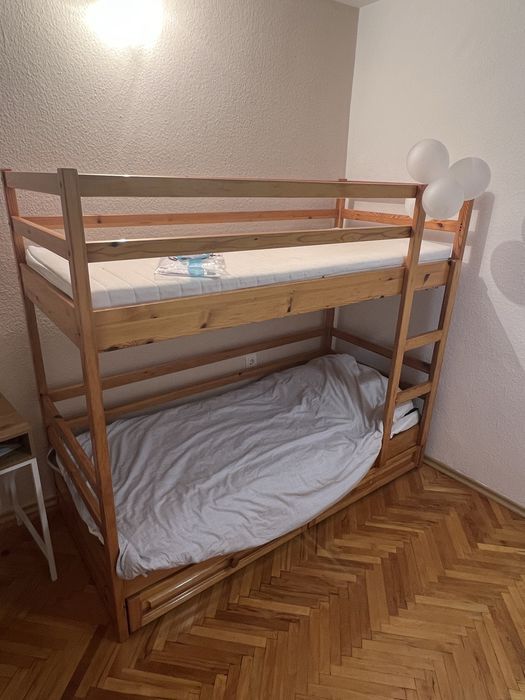 Двуетажно дървено легло с два матрака – като ново, Велико Търново